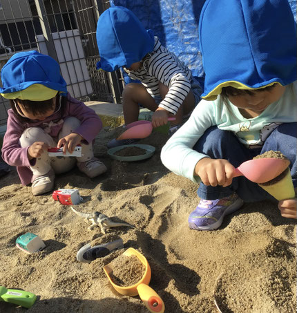 アイス屋さんやケーキ屋さんになって、お友達や保育士に「どうぞ」とご馳走してくれました。どんぐりをチョコやフルーツに見立てて、考えながら上手に作っていました！