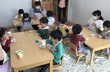 「うんとこしょ、ってほったおいもだよね！」「ぼくのおおきいおいももはいってる？」「いっぱいとれたよね！」と芋掘りのことを思い出しながらみんなで楽しく食べました。