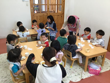 「おいも、おいしいね！」「ポテトみたい！」と、みんなおいしそうに食べていました！