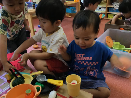 「あっついからきをつけて！」「ソース、あるよ！」とトングでお皿に取り分けてくれる子もいました！