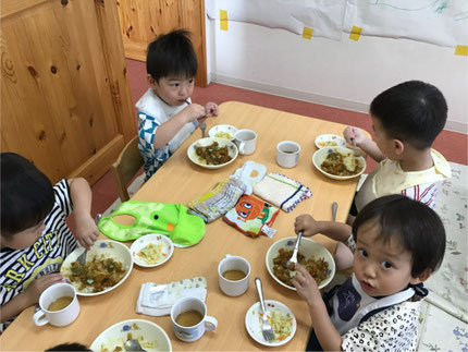 「おくらみつけた！」「トマト、どこ？」「ぜんぶおいしい！！」とみんな嬉しそうに食べていました！