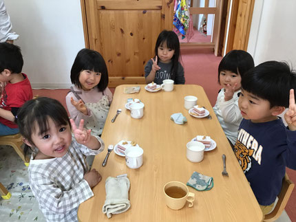 本年度最後のおやつは、お祝いケーキと手作りクッキーでした！
