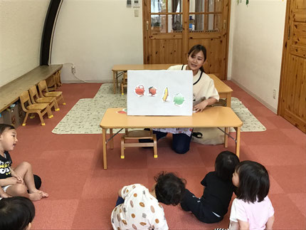 お楽しみ会はみんなの大好きな絵本「だるまさんと」の出し物でした。