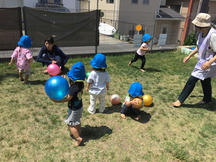 その後は、外でボール遊びをしました。ボールを投げたり、転がるボールを追いかけたりして、テラスを元気に走り回っていました。