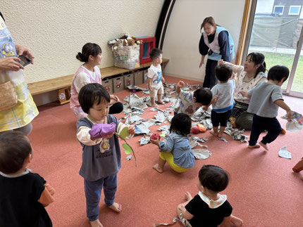 今日は、室内で芋掘りごっこをしました。そらぐみさんとひかりぐみさんは破いた新聞紙の中から、紙で作ったお芋を探しました。「おいも、みつけた！」「りんごもあった！」と、お芋以外にも秋の味覚が入っていて、宝探しのように楽しんで見つけていました！