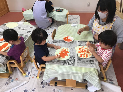 　ひかりぐみさんは、絵の具遊びをしました。はけを使って、絵の具を　ぬっていました。