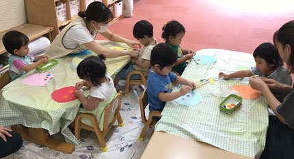 大きさや色の違う丸シールを台紙に貼りました。シールを選んだり、好きなところに貼ったり、みんなとても楽しんでいました。飾ってもらうと嬉しそうに見ていましたよ。