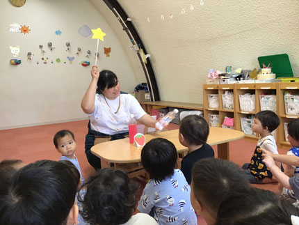 お楽しみ会は、先生がミックスジュースのお話の出し物をしてくれました。