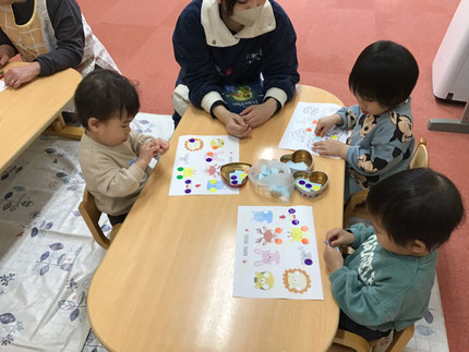 動物や生き物の台紙にシールを貼りました。形やいろに合わせて楽しんで貼っていました。