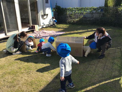 ひかりぐみさんは、外でダンボール遊びをしました。段ボールのお家に入ったり、トンネルから楽しそうに「ばぁ！」と顔を覗かせていました。