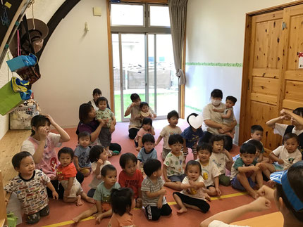 みんな、果物を入れたり、かき混ぜる手遊びをしながら楽しそうに見ていましたよ！