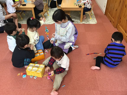 紐通しは、みんな１つ１つ好きな絵を選びながら真剣に紐に通していました。「ピンクがいい！」「みてみて！すごくながくできた！」と楽しそうに遊んでいました。