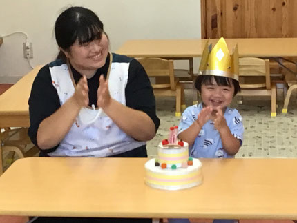 今日は10月生まれのお友達のお誕生日会をしました。みんなから♪ハッピーバースデー♪の歌とケーキのプレゼント。お誕生日おめでとう！
