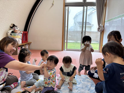 今日は、ひかりぐみさんは氷を使って触感遊びをしました。袋に入った氷をもらうと、「つめたーい！」と大喜びで触っていました。
