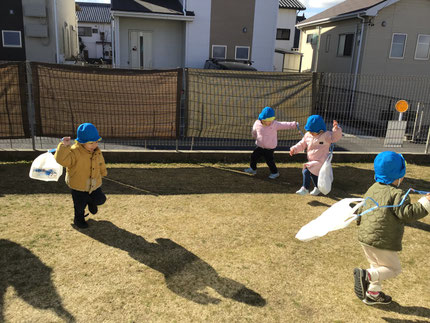 「かぜがつよくなてきたから、たこがあがるよ！」「ぼくのたこ、あがってる？」と、みんな自分の凧を何回も振り返って見ながら、高く上がった凧に大喜びしていました！