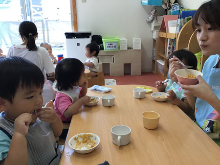 午後のおやつタイムです！今日のおやつはコーンフレークでした。
