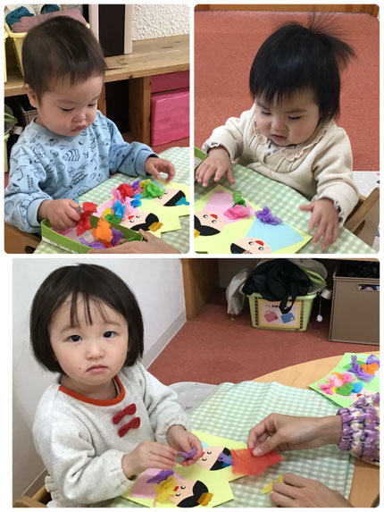 今日は、そらぐみさんは花紙遊びをしました。クシュっと丸まった花紙を上手に貼ってお雛様を作っていました。