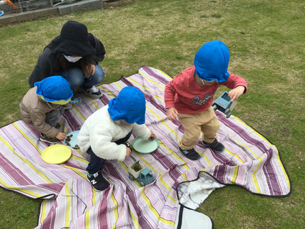 「おとなりに、どんぐりはこぶね！」「いってきまーす！」とどんぐりをトラックで配達してくれる子もいました！