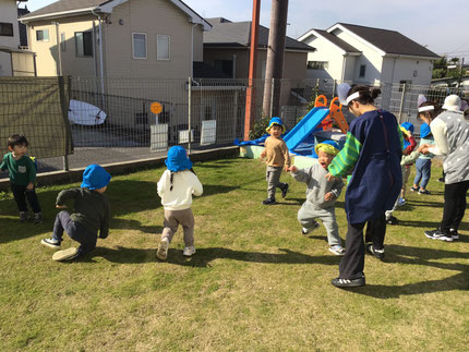 その後はみんなで鬼ごっこをしました。「おおかみだぞ！」「たべちゃうぞ！」と、鬼になった子がおおかみや恐竜になりきって追いかけると「きゃー！にげろ！！」とみんな大笑いしながらテラスを走り回っていました。