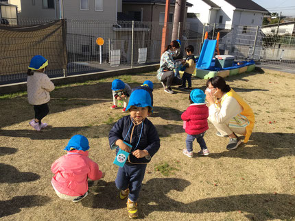 「みてみて！いっぱいになった！」と、宝物でいっぱいのお散歩バックを見せてくれる子や、「ちょっとあげるね！」と小さいお友達に自分のどんぐりを分けてあげている優しい子もいました。