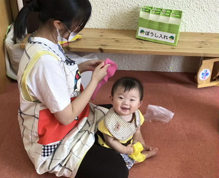 そらぐみさんは、花紙で遊びました。手で花紙をくしゅくしゅして触感を楽しみました。最後はいろいろな色の花紙を袋に入れて、ボールにして遊びました。