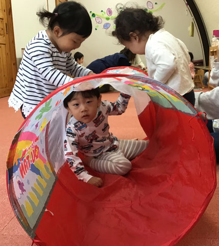 トンネルくぐりもしてみたよ。トンネルの中は、楽しいよ。上からお友達を見てみたよ。「あっ、いたよ。」「み〜つけた。」