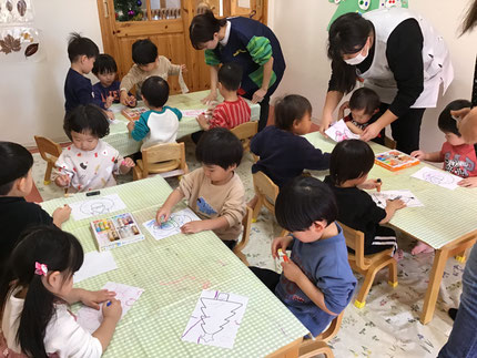 ほしぐみさんは塗り絵をしました。みんなでクリスマスの絵本を見た後、「サンタさんがいい！」「ツリーぬる！」と好きな絵を選んで、「サンタさん、あかだったよね！」「ピンクで塗る！」とお友達とお話ししながら楽しそうに塗っていました。