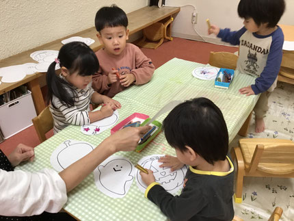 「ほしはピンク！」「いろんないろでぬる！」「ここ、なにいろがいいかな？」とお友達とお話ししながら塗っていました！
