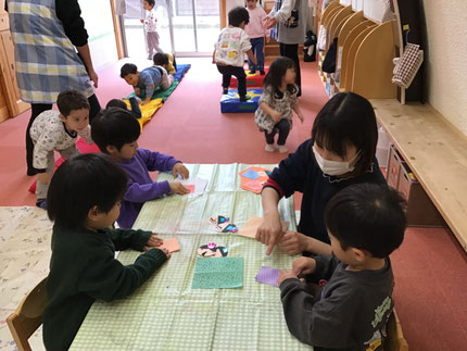 ほしぐみさんは、昨日に続いて製作遊びをしたり、お部屋でサーキット遊びをしました。「おりがみ、こうかな？」「うまくできた！」と、お話ししながら上手に折っていました。