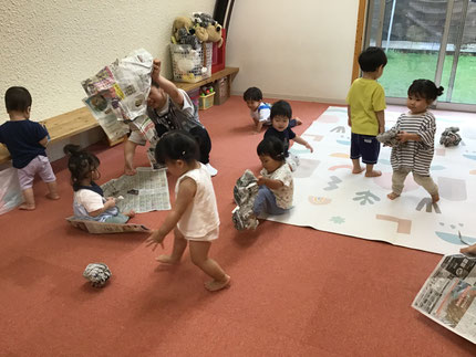 新聞紙を使って遊びました。丸めてボールにしたり、広げてお布団にしたり、新聞紙の感触を楽しみながら、遊んでいました。