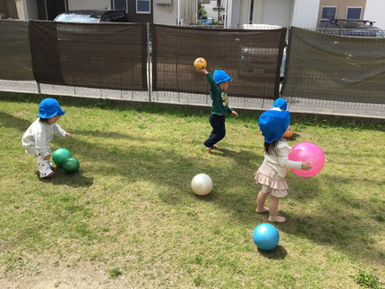 転がるボールを追いかけて、みんな元気にテラスを走り回っていました！