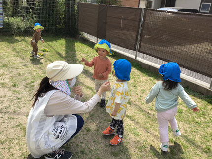 今日はテラスで遊びました。ほしぐみさんは、タンポポの花を摘んだり綿毛を飛ばしたりして春を満喫しました。