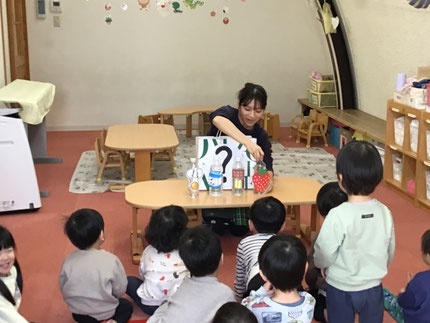 お楽しみ会は、先生が不思議なジュースを作る手品を見せてくれました。