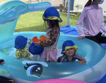 プールの中でワニさんになって足をバタバタさせて、水飛沫が上がるのを楽しんでいる子もいました！