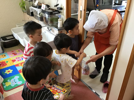 「いっぱいとれたよー！！と嬉しそうに、収穫した野菜を調理員さんに届けていました。