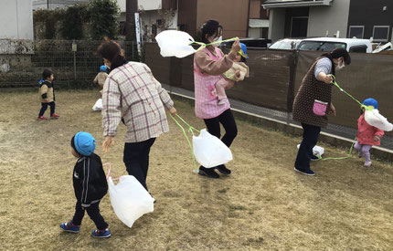 今日は凧揚げをしました。紐を持って勢いよく走ると、ぴゅ〜っと上がり嬉しそうに喜んでいました。先生と一緒に手を繋いで走ってみたり、お散歩みたいにしたりして楽しんでいましたよ。
