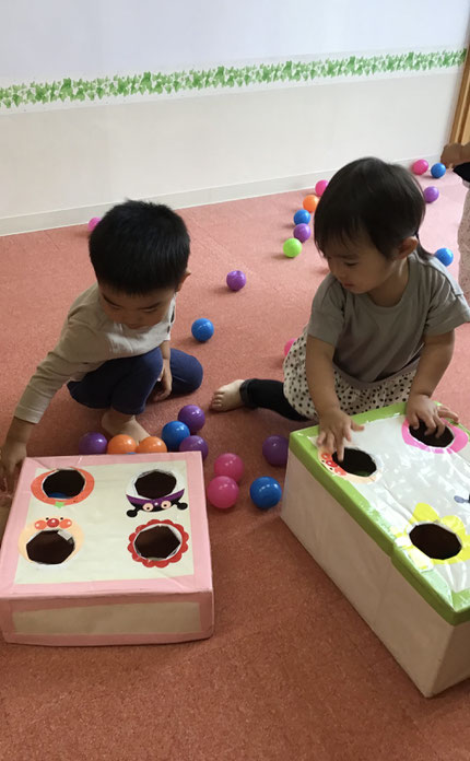 アンパンマンやバイキンマンのお口に、みかんや葡萄のボールを食べさせてあげています！