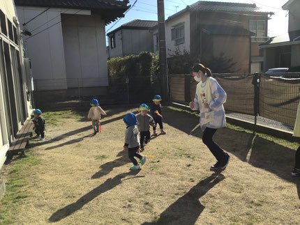 今日は、ひかりぐみさんとそらぐみさんはしっぽとりをして遊びました。みんなしっぽをつけてもらって、取られないように元気に逃げていました。