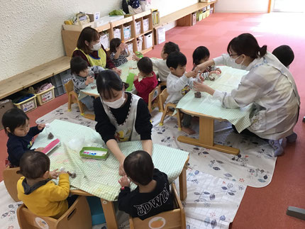 お部屋に戻ってマラカス作りをしました。ペットボトルに、一個ずつ、慎重にどんぐりを入れる子もいれば、三個、四個まとめて入れる子もいました。ペットボトルに色んな大きさのシールを貼ってマラカスの完成です！