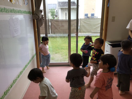 それからみんなで壁に描いたバイキンマンにボールを当てっこしました。「ばいきんまん、やっつける！」と元気よくボールを投げていました！