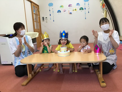 今日は、7月生まれのお友達のお誕生日会をしました。みんなから♪ハッピーバースデー♪の歌とケーキのプレゼント。お誕生日おめでとう！