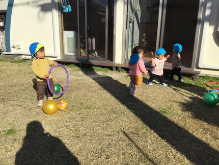 朝晩はぐっと冷え込みますが、日中の暖かい時間で今日もたくさん遊びました。ひかりぐみさんとそらぐみさんはボールとフラフープを出して遊びました。勢いよくボールをキックしたり、投げたりと元気いっぱい♪フラフープをハンドルのようにして運転する姿も見られ、思い思いに楽しんでいました。