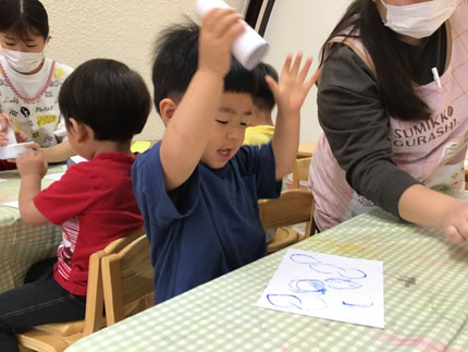 ほし組さんは、スタンプ遊びをしました。