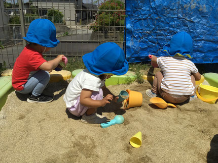 ほしぐみさんは砂場で遊びました。アイスを作ったりご馳走を作ったりして楽しんでいました！