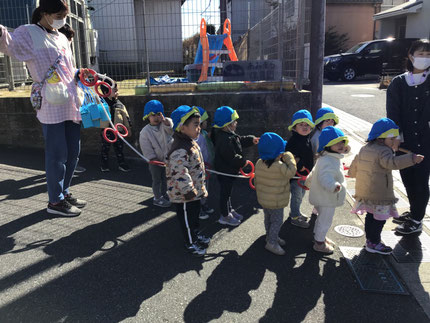 今日はお散歩に行きました。ほしぐみさんはかわら美術館へ行きました。「いってきまーす！」とみんな元気いっぱいで出発しました。