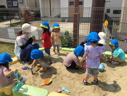 ほしぐみさんは砂場で遊びました。型に砂を入れて色々な生き物を作ったり、アイスクリームやご馳走を作って先生やお友達に食べさせてくれる子もいました。