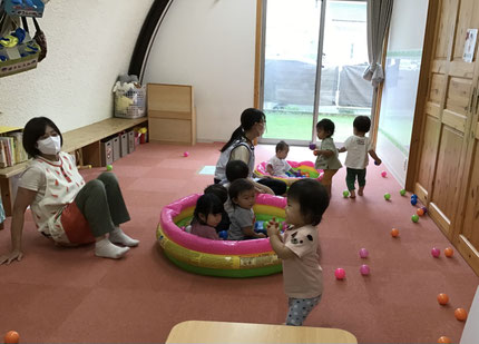 ひかりぐみさんとそらぐみさんはボールプールで遊びました。ザバーンとプールに入ったり、ボールを投げて遊びました！