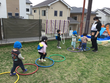 保育園の裏の桜も満開になり、新年度がスタートしました！今日はほしぐみさんはフラフープで遊びました。