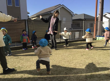 お面をつけた子はくまさんになりきって、「がおーっ！」と言いながらお友達を捕まえていました。寒くても元気いっぱいです！