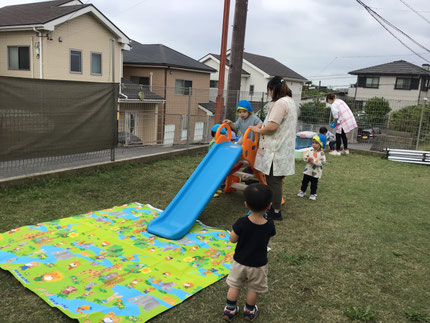今日は、ひかりぐみさんとそらぐみさんは滑り台やシャボン玉で遊びました。滑り台は大人気で、何回も並んで滑っていました！